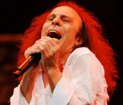Ronnie Singing-RedSpot.JPG