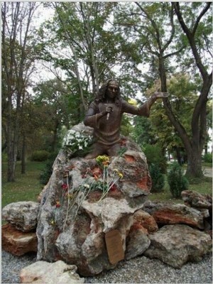 Statue_of_Ronnie_in_Bulgaria.JPG